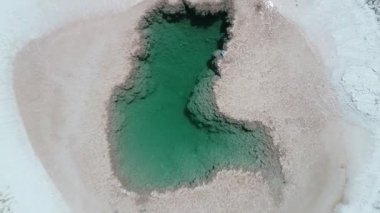 Geniş beyaz salar mavi lagün Senital havadan drone sahne. Sudan genel soyut doğa imajına, doğal çizimlere yükseliyor. Deniz gözleri, Arizaro salar de ojos de mar