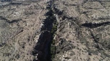 Çorak arazide kuru çatlak kanyonun havadan senital drone sahnesi. Hualco Canyon ar Rioja Province, Arjantin