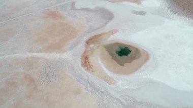Mavi lagünler boyunca uçan hava drone sahnesi, deniz gözleri, beyaz salar. Arizaro salar de Ojos de mar Soyut doğal görüntü. Tolar grande, Salta, Arjantin