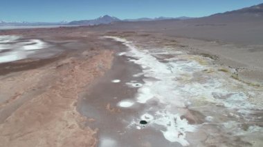 Arka planda dağlar ile çölde su havuzları ile beyaz salar havadan drone genel görünümü. Tolar grande, Salta, Arjantin. Stromatolit