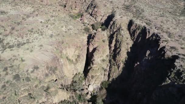 Escena aérea de drones volando sobre el cañón a rojo seco, desértico, paisaje, detalle de acantilados profundos y cascada. Cañón del Hualco en la Provincia de Rioja Argentina. Vegetación nativa del monte — Vídeos de Stock