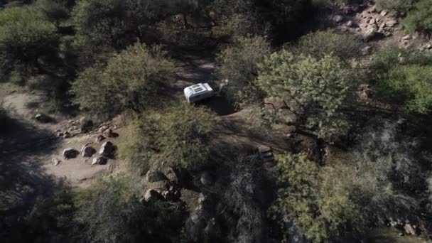 Escena aérea de drones senitales volando hacia caravana, autocaravana, que está dentro de bosques nativos. Provincia de Rioja, Argentina — Vídeo de stock