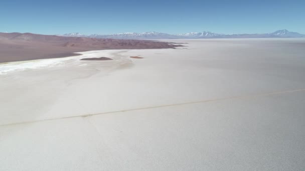 Drone aéreo visão geral do deserto de arizaro branco cercado por cadeias montanhosas desertas marrons. Salta, Argentina — Vídeo de Stock
