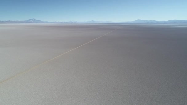 Vzdušná scéna všeobecného pohledu na bílý široký Salar s traťové dráhy. Arizara Salar, Salta, Argentina — Stock video