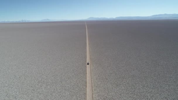 Повітряний безпілотник сцени 4x4 з каравану подорожують уздовж білого широкий Салар с. Від загального погляду до деталей автомобіля по бездоріжжю. Аріаро-Салар, Сальта, Аргентина — стокове відео