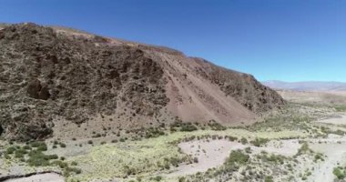 Çöldağı'nı geçen tren trenine yaklaşan hava aracı sahnesi. Tren bulutları, tren de las nubes, San Antonio de los Cobres, Salta, Arjantin. Turistik ve eğlence amaçlı sürüş.