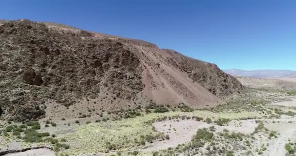 Escena aérea de aviones no tripulados acercándose al tren que cruza la montaña desierta. Tren de las nubes, tren de las nubes, San Antonio de los Cobres, Salta, Argentina. Paseo turístico y recreativo . — Vídeo de stock