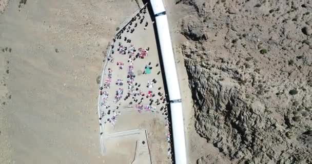 Vista aérea de las personas que se mueven en una feria al aire libre en la estación de tren del desierto. Tren de las nubes, tren de las nubes, San antonio de los cobres, Salta, argentina — Vídeo de stock