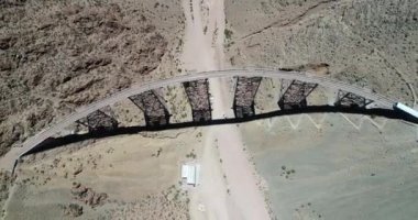 Demir köprü ve istasyonda tren in yukarıdan ön görünümü havadan, insanlar hareket ediyor. Tren bulutları, tren de las nubes, Salta, Arjantin