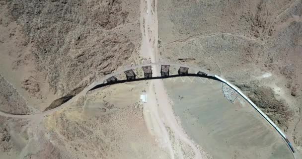 Luftaufnahme des Zuges im Bahnhof und der alten Eisenbrücke. Menschen, die sich am Bahnhof bewegen. Zug der Wolken, tren de las nubes, salta, argentina — Stockvideo