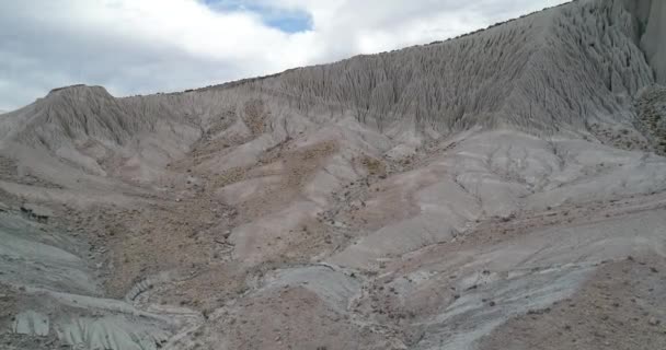 Scena aerea di droni che volano sul pendio bianco delle montagne desertiche, grandi formazioni di erosione dell'acqua. Disegni naturali. Coranzuli, Salta, Argentina — Video Stock