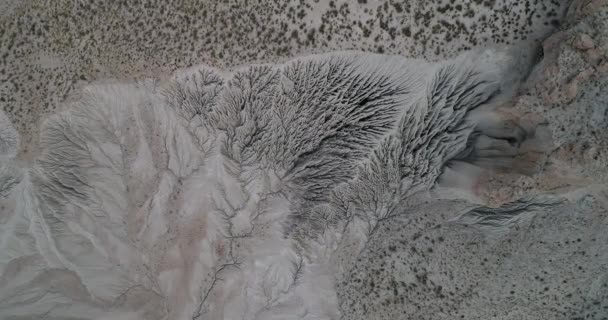 Scena aerea astratta di erosione naturale drenante in montagna desertica. Scendendo dalla vista generale di strano bacino fluviale con strutture lineari a membrana. Strana consistenza, schema. Coranzuli — Video Stock