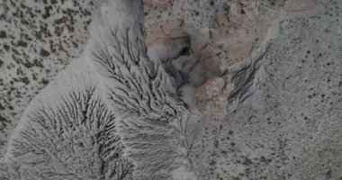 Çöldağı'nda çizilen doğal erozyon havadan soyut sahne. Lineer, membran gibi yapılarile garip nehir havzasının genel görünümünden iniyor. Garip doku, desen. Coranzuli