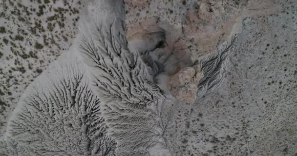 Aerial abstract scene of natural erosion drawinng in desertic mountain. Descending from general view of strange river basin with linear, membrane like structures. Strange texture, pattern. Coranzuli — Stock Video