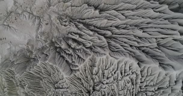 Luchtfoto abstract scène van natuurlijke erosie drawinngs in grond Mountain. Algemene weergave bewegende cirkels over vreemd stroomgebied met lineaire, membraan achtige structuren. Textuur, patroon. Coranzuli — Stockvideo