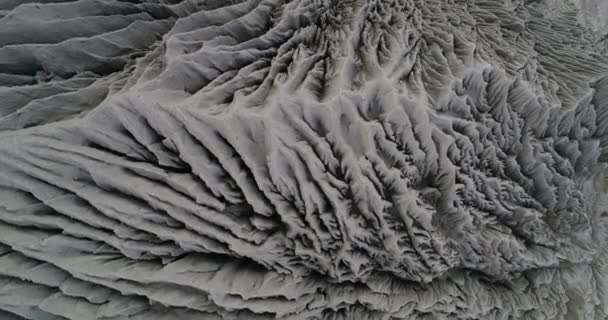Воздушная абстрактная сцена естественной эрозии дренажа в пустыне горы. Восхождение к общему виду незнакомого речного бассейна с линейными, мембранными структурами. Текстура, рисунок. Корчюли — стоковое видео
