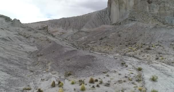 Εναέρια σκηνή που πετάει σε άσπρη έρημο κοιλάδα. Φυσικά σχέδια από τη διάβρωση του νερού. Coranzuli, Σάλτα, Αργεντινή — Αρχείο Βίντεο