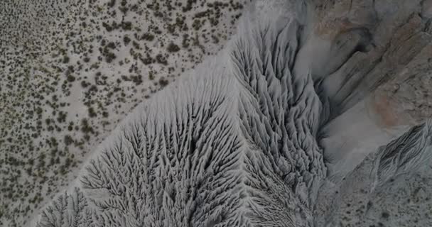 砂漠の山々の一般的な眺めを発見する川流域の抽象的な自然図面の上から正面図への空中。コランズーリ、サルタ、アルゼンチン — ストック動画