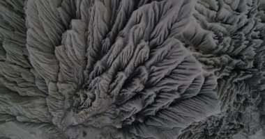 Gri dağ yamacında su erozyonu oluşumlarının soyut doğal dokusunun en önemli hava detayları. Coranzuli, Salta, Arjantin