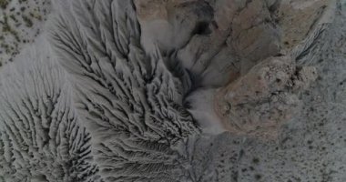 Muazzam bir manzarada aşınmış yamaçtaki hava aracı sahnesi. Soyut doğal erozyon çizimlerinden aşınmış tepenin genel görünümüne kadar. Coranzuli, Salta, Arjantin