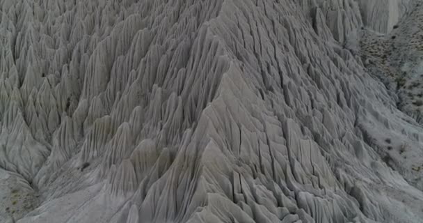 Vzdušné létání po erodované horské svahu s podivnými abstraktními výkresy vodní eroze. Coranzuli, Salta, Argentina — Stock video