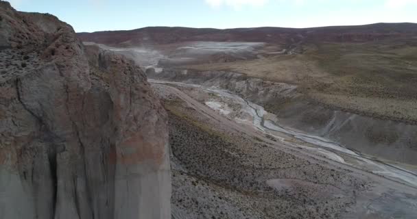 Letecký obraz pouštní údolí s loukami suchých řek, off road track a abstraktní textury, vzory. Coranzuli, Salta, Argentina — Stock video