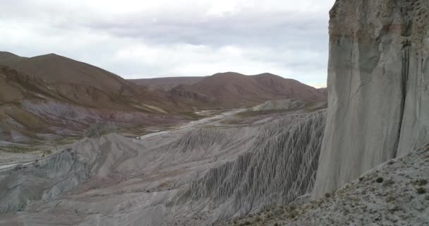 飞过被侵蚀的山坡，形成奇怪的水土流失。抽象绘图。科兰祖利， 萨尔塔， 阿根廷 — 图库视频影像