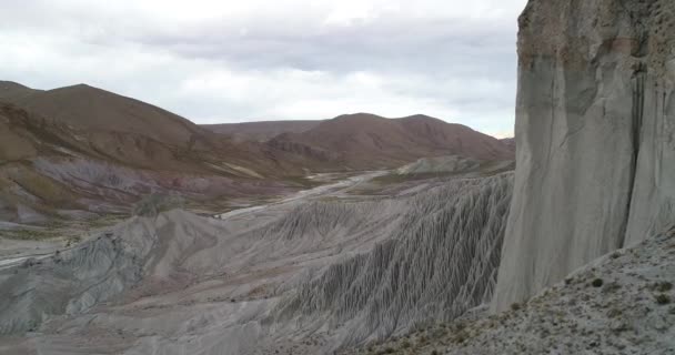 Voler au-dessus d'une pente érodée avec d'étranges formations d'érosion hydrique. Des dessins abstraits. Coranzuli, Salta, Argentine — Video