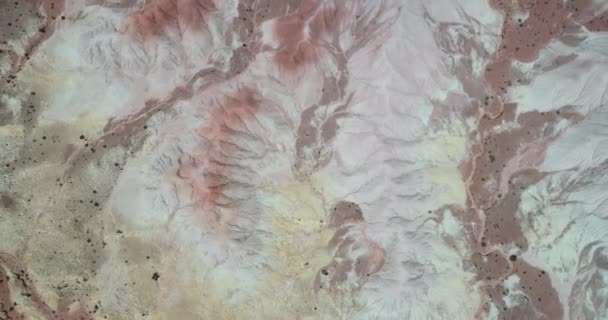 Κορυφαία θέα του κόκκινου, λευκού και κίτρινου διαβρωμένου ξηρού ορεινού τοπίου. Αφηρημένη εικόνα της φύσης. Κοιλάδα του Άρη, Βαλ ντε Μάρτε, Κούμι Κουί, Χουτζουί — Αρχείο Βίντεο