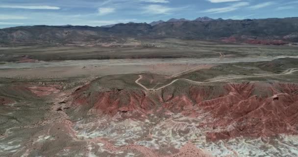 赤と白の層山岳風景の空中ドローンシーン。赤、オレンジ、白の色で乾燥した谷。火星の谷、ヴァッレ・デ・マルテ、クシ・クッシ、ジュジュイ、アルゼンチン — ストック動画