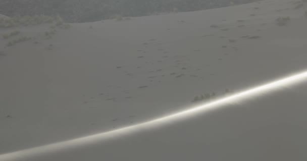 Grote duin met wind waait zand over oppervlak bij zonsondergang, detail van duin's top. Huancar Dunes, Abra Pampa, Jujuy, Argentinië — Stockvideo