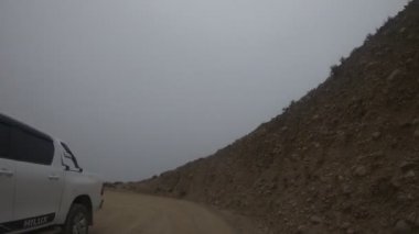 Salta, Arjantin'deki Iruya kasabasına giden bir dağdan aşağı inen dik serpantin pistinde asfaltsız yolun zaman atlamalı