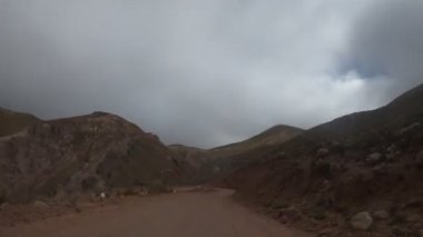 Salta, Arjantin'deki Iruya kasabasına giden bir dağdan aşağı inen dik serpantin pistinde asfaltsız yolun zaman atlamalı