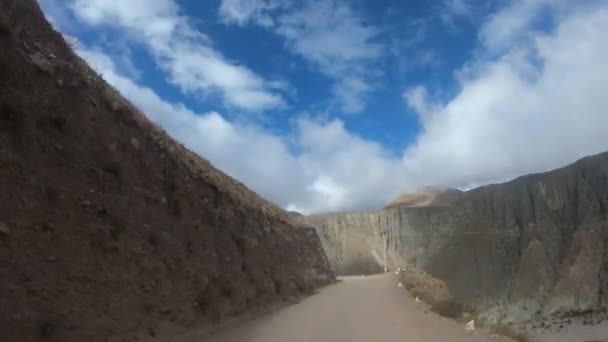 Tijd verval van onverharde weg op steile serpentijn spoor rijden naar beneden een berg naar Iruya stad in Salta, Argentinië. Het bereiken van Dry River — Stockvideo