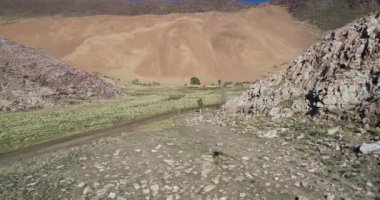 Kayalık mounrainous manzara kumul havadan drone sahne. Yeşil vadi ve kuru çölya yamaçları ile kontrast. Abra Pampa, Jujuy, Argetina. Huancar kumulları