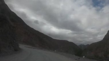 Salta, Arjantin'de Iruya kasabasına giren asfaltsız yolda sürüş zaman atlamalı. kuru nehir yanında seyahat