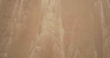 Kum kumulkumundaki kum dokusunun en iyi hava drone sahnesi. Doğal desenler. Abra Pampa, Jujuy, Arjantin