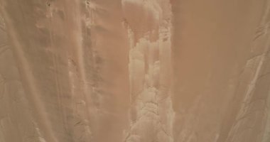 Kum kumulkumundaki kum dokusunun en iyi hava drone sahnesi. Doğal desenler. Abra Pampa, Jujuy, Arjantin