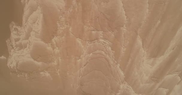 Cena de zangão aéreo de textura de duna de areia. Câmera ascendente descobrindo limite de duna com vale. Abra pampa, Jujuy, Argentina. Huancar. — Vídeo de Stock