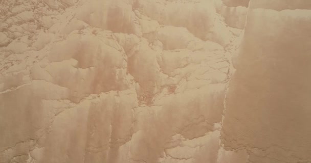 Cena de drones aéreos movendo-se ao longo da duna de areia mostrando textura natural abstrata da duna. Abra pampa, Jujuy, Argentina. Huancar. — Vídeo de Stock