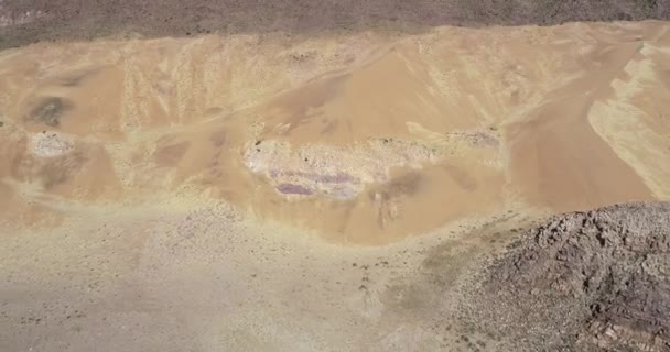 空中无人机场景飞离沙丘躺在岩石山区景观。发现与绿谷与麦地沟河的地貌的一般视图。阿布拉·潘帕，朱朱伊，阿金蒂纳欢卡沙丘 — 图库视频影像