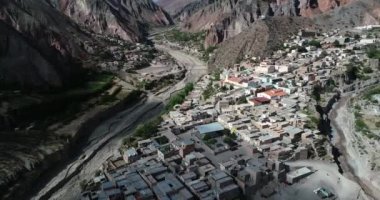 Iruya üzerinde uçan hava, gizli kasaba, dik dar vadi de ahşap ve arka planda kuru renkli tepeler çevrili. Touristic town at Salta, Arjantin