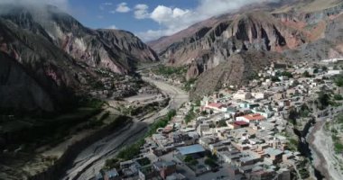 Iruya üzerinde uçan hava, gizli kasaba, dik dar vadi de ahşap ve arka planda kuru renkli tepeler çevrili. Touristic town at Salta, Arjantin