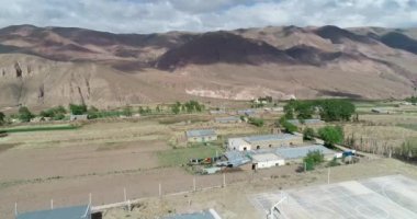 Dağ yamaçlarında ekinler ile küçük çiftlikleri üzerinde uçan hava. Pueblo Viejo, Salta, Arjantin