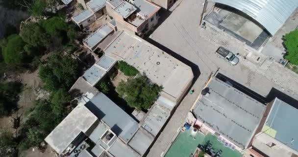 É o melhor avião da cidade. Detalhe dos telhados. Iruya, Salta, Argentina — Vídeo de Stock