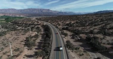 Karavan ın havadan drone sahnesi ve kaktüs dolu bir arazide 4x4 sürüş. Humahuaca.Threchocereus şehrinde keşfedin. Kamp tatilleri. Salta, Arjantin