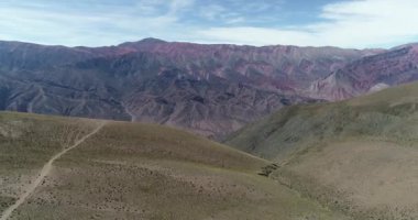 Çok renkli kuru dağ zinciri, Hornocal havadan drone sahne. Humahuaca turistik noktası, Jujuy, Arjantin