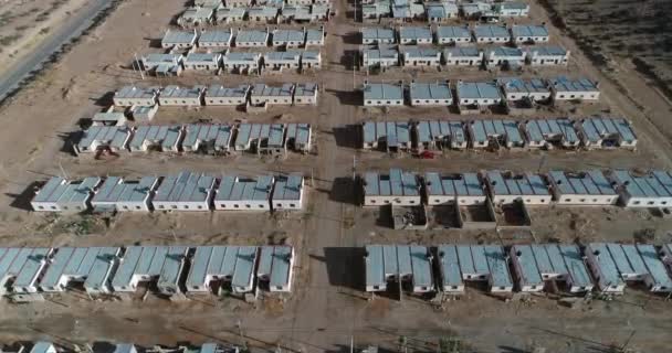 Aynı arquitecture tasarıma sahip evlerin mahalle üst hava drone sahne. Humahuaca, Jujuy, Arjantin — Stok video