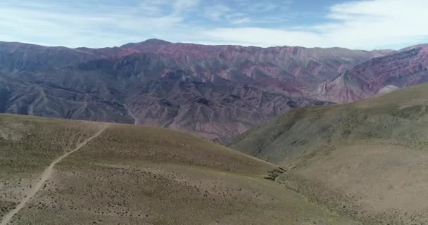 Εναέρια αεροκατευθυνόμενα σκηνή από πολύχρωμη ξηρά ορεινή αλυσίδα, Hornocal. Τουριστικό σημείο στο Χουμαχουάκα, Χουχούι, Αργεντινή — Αρχείο Βίντεο
