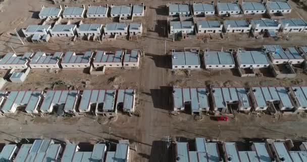Сцена с воздушным дроном соседства домов с такой же архаичной конструкцией. Умахуака, Жужуй, Аргентина — стоковое видео